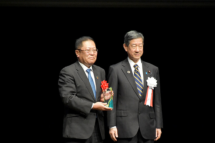 伊藤環境大臣（右）とトロフィーを持つ久保田頭取（左）